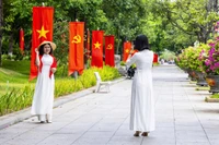 Locals and tourists alike took the opportunity to check in with the red flag bearing a yellow star along Nguyen Tat Thanh Street.