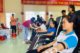 A large number of officials, civil servants, and residents from the three communes of Ia Pa, Pờ Tó, and Ia Tul participated in the blood donation drive. 