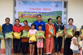 The Ia Dreh Commune delegation, in collaboration with philanthropists, distributed 2 tons of rice to support local residents affected by floods in the commune. Photo: ĐVCC