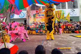 A vibrant lion dance performance at the "Mid-Autumn Festival Celebration" for children. Photo: Vu Chi