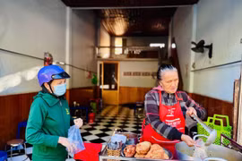 Ms. Nguyễn Thị Thu Hồng (far right) serves bánh canh to customers. Photo: Thái Bình