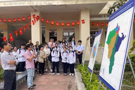 Dr. Luu Hong Son (Pleiku Museum) introduces the Han-Nom heritage of Gia Lai province to delegates and students. Photo: Vu Chi