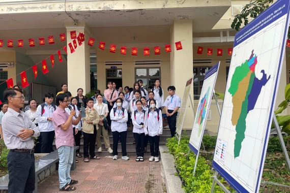 Dr. Luu Hong Son (Pleiku Museum) introduces the Han-Nom heritage of Gia Lai province to delegates and students. Photo: Vu Chi