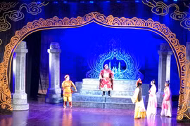 The opera "Nhìn lại một vương triều," performed by the Đào Tấn Opera Troupe in competition at the festival, was awarded the Silver Medal. Photo: ĐVCC