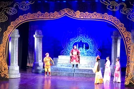 The opera "Nhìn lại một vương triều," performed by the Đào Tấn Opera Troupe in competition at the festival, was awarded the Silver Medal. Photo: ĐVCC