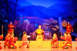 The opening scene of the performance features Tăng Bạt Hổ reading the Cần Vương edict beneath the canopy of the Kim Sơn forest, calling on insurgents to rise up against the French. Photo: Ngọc Nhuận