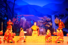 The opening scene of the performance features Tăng Bạt Hổ reading the Cần Vương edict beneath the canopy of the Kim Sơn forest, calling on insurgents to rise up against the French. Photo: Ngọc Nhuận