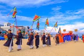 The ritual of welcoming the deities into the temple during the Thanh Minh Festival of Nhon Hai fishing village residents took place solemnly on the beach on the afternoon of February 27. Photo: Ngoc Nhuan