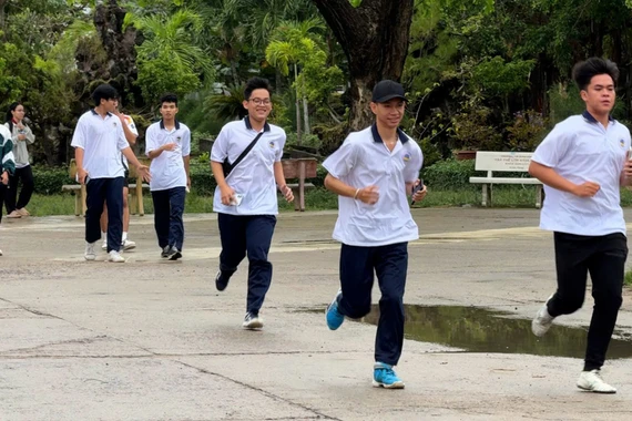 Nearly 1,000 students participated in the Uprace 2025 running event. Photo: Bảo Long