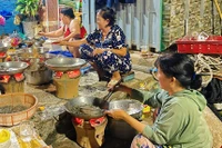 Women of Nhon Chau Island spend sleepless nights cooking for flood victims