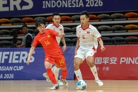 The Vietnamese futsal team (in white) easily crushed China in the qualifiers for the AFC Futsal Cup 2026 on Monday evening.