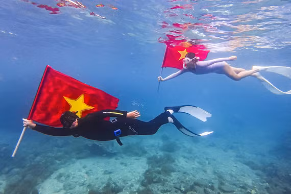 Checking in Underwater with the National Flag: Gia Lai Youth Spread Love for the Sea and Islands