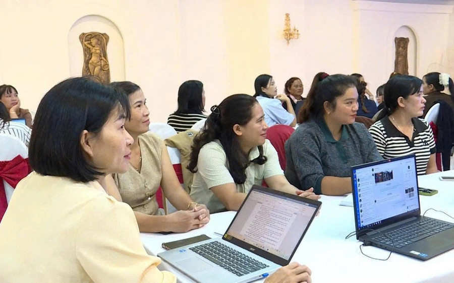 The training session on September 16 attracted a large number of women in cooperative management roles. Photo courtesy of Women's Union tap-huan.jpg