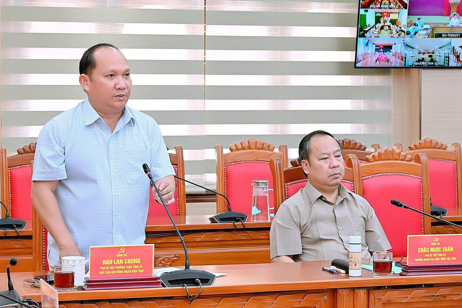 Rah Lan Chung, Standing Deputy Secretary of the Provincial Party Committee and Chairman of the Provincial People’s Council, speaks at the meeting. Photo: Đức Thụy rahlanchung.jpg