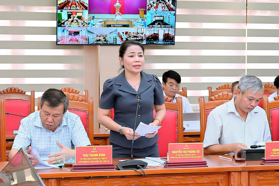 Nguyễn Thị Phong Vũ, Head of the Provincial Party Committee’s Propaganda and Mass Mobilization Department, speaks at the meeting. Photo: Đức Thụy nguyenthiphogvu.jpg