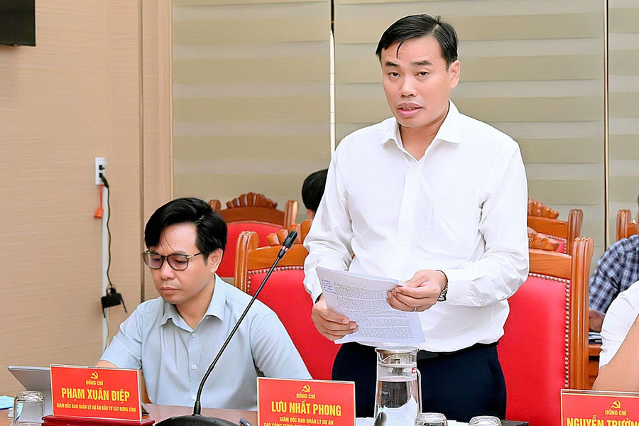 Lưu Nhất Phong, Director of the Provincial Project Management Board for Transport and Civil Works, reports on preparations for the Quy Nhơn–Pleiku Expressway Project. Photo: Đức Thụy luunhatphong.jpg