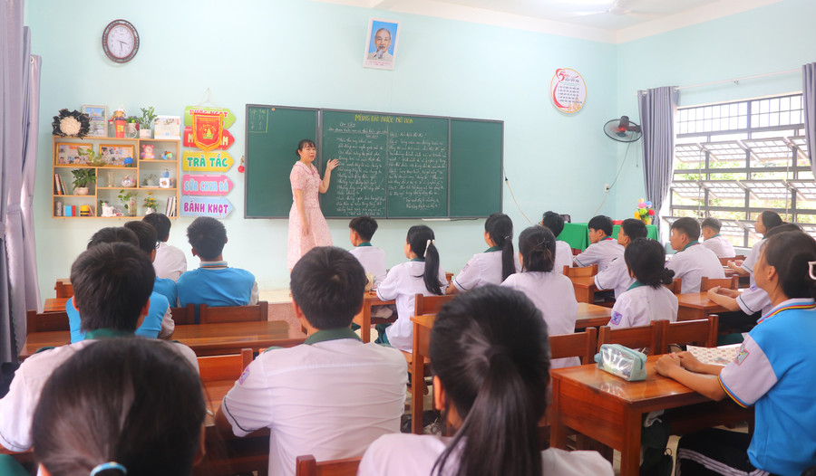 A Literature class at Võ Xán Secondary School (Tây Sơn commune). Photo: Hồ Điểm 41.jpg