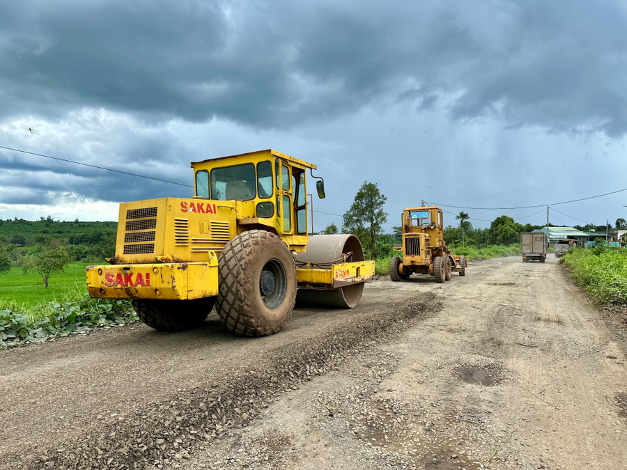 Taking advantage of the convenient weather, contractors are accelerating construction on Provincial Road 666. Photo: Hà Duy 31.jpg
