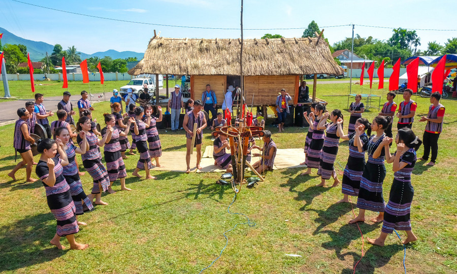 The traditional cultural heritage of the H’re people is being preserved and its value promoted. Photo: Ngọc Nhuận bao-ton-van-hoa.jpg
