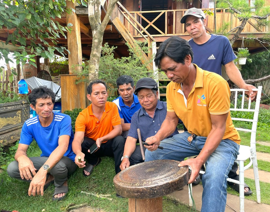 Jrai artisans participate in a gong tuning class organized by the Department of Culture, Sports and Tourism. Photo: Lam Nguyên nghe-nhan-chinh-chieng.jpg
