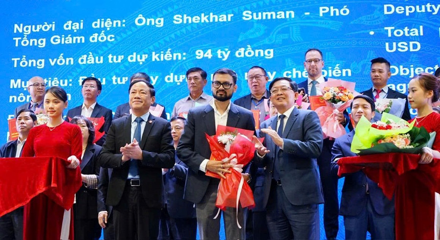 Provincial leaders pledge close partnership with businesses. Photo: Provincial Investment Promotion Center phat-trien-kinh-te.jpg