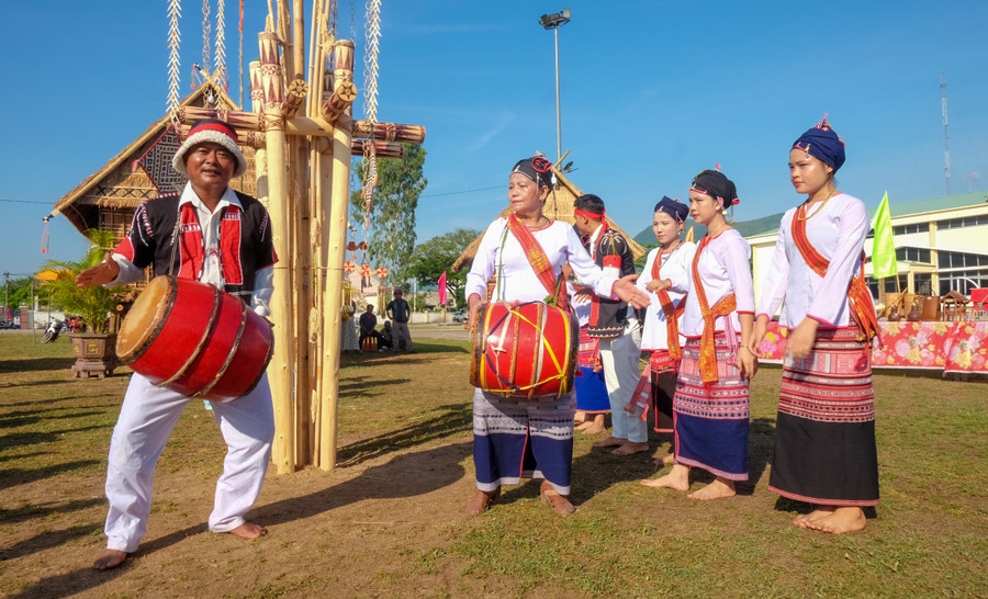 The unique art of kơ toang drum performance by the Chăm H’roi people is being taught to the next generation. Photo: Ngọc Nhuận nghe-thuat-trong.jpg