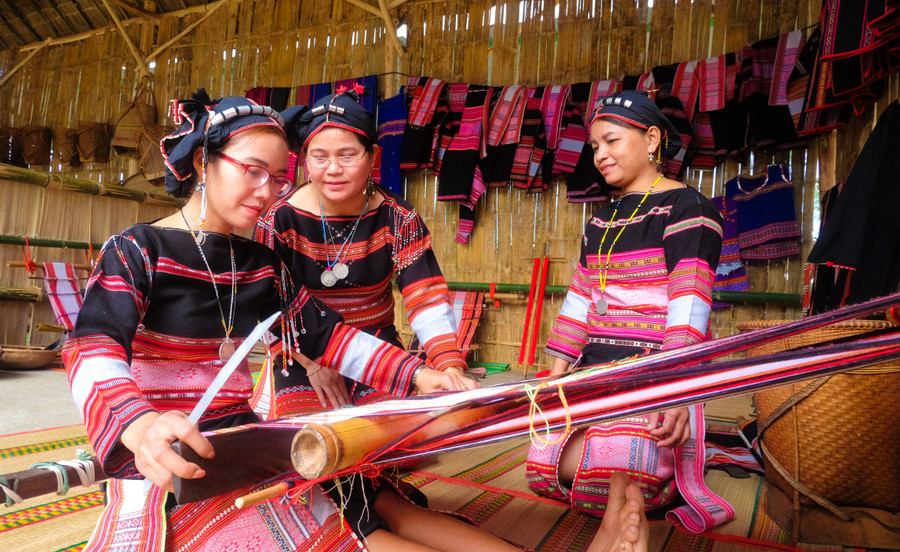 The brocade weaving craft of the Bahnar K’riêm people has been revived and now serves tourism. Photo: Ngọc Nhuận nghe-nhan-tho-cam.jpg