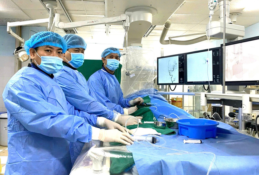 Dr. Nguyễn Văn Trung (right) and colleagues perform emergency neurovascular intervention for a stroke patient. Photo: M.H 27-4.jpg