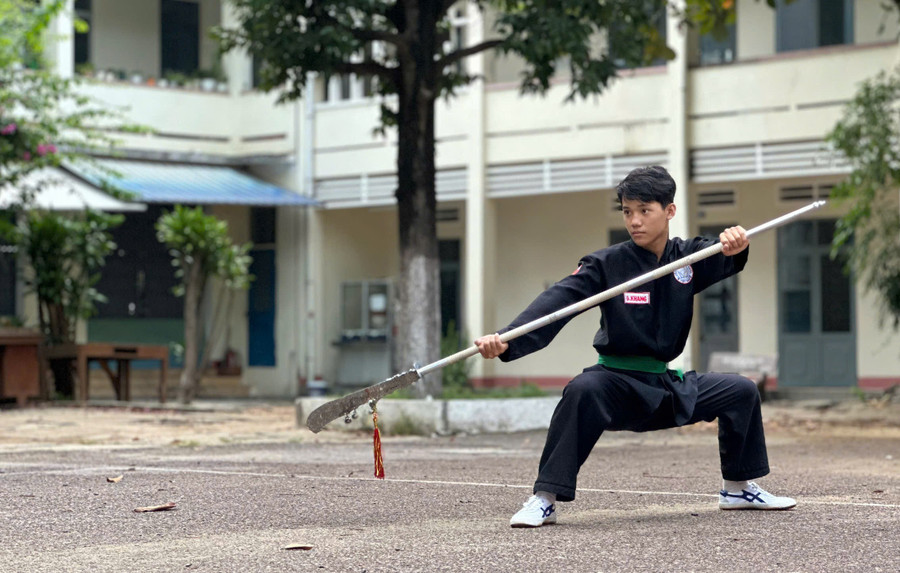 Duy Khang competes with the "Loi long dao" form. Photo: Provided by Duy Khang duy-khang-du-thi.jpg
