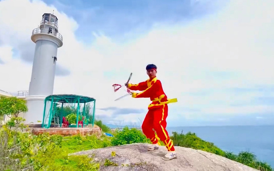 The "Song phuong kiem" video by Phu My Dong Commune Youth Union members was filmed at many of the area's beautiful landmarks. The clip screenshot hoat-dong-cong-dong.jpg