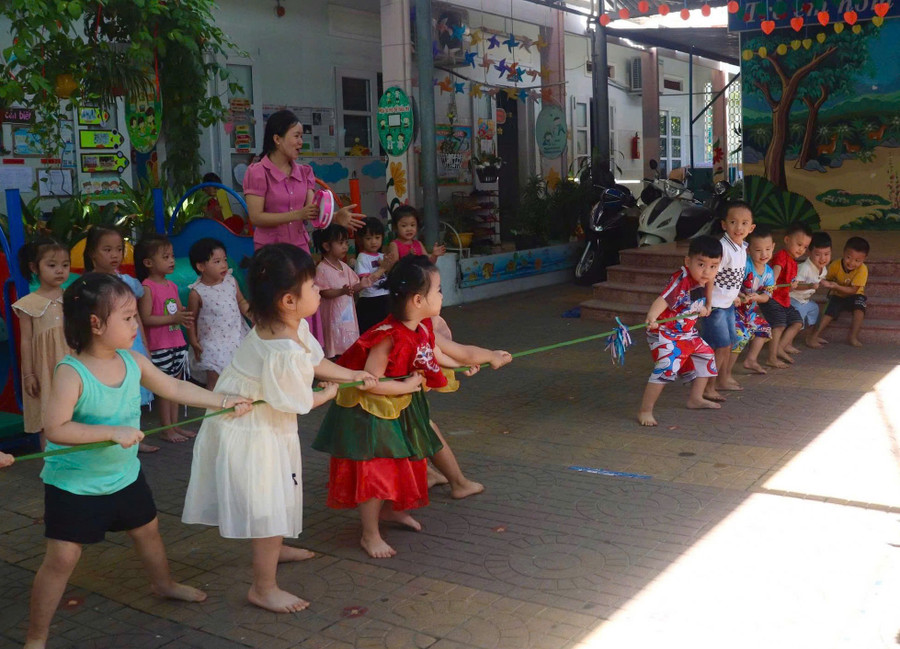 Huong Sen Kindergarten (Quy Nhon Ward) organizes various activities focusing on the comprehensive development of children. Photo: Ho Diem giao-duc-mam-non.jpg