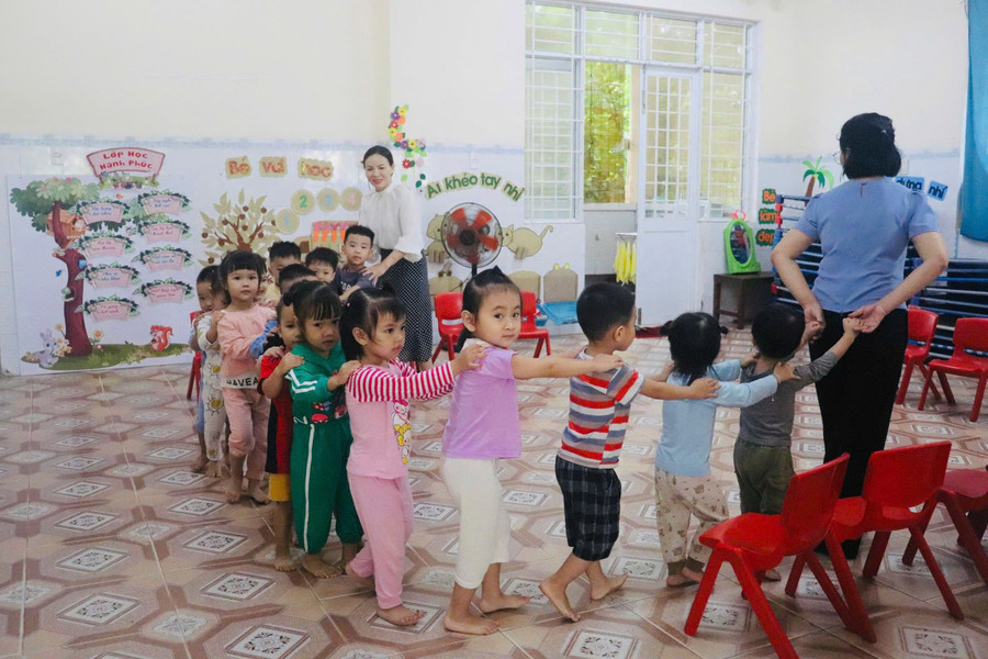 Bong Son Kindergarten (Bong Son Ward) organizes a variety of educational activities for children. Photo: Ho Diem hoat-dong-mam-non.jpg
