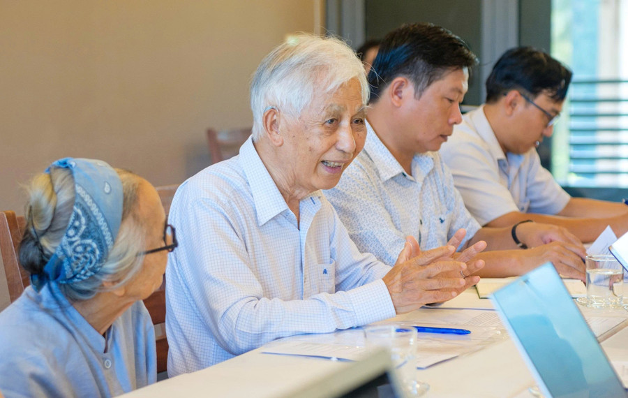 Professor Trần Thanh Vân at an event connecting scientists from within and outside the country. Photo: An Nhiên giao-su-gap-go.jpg