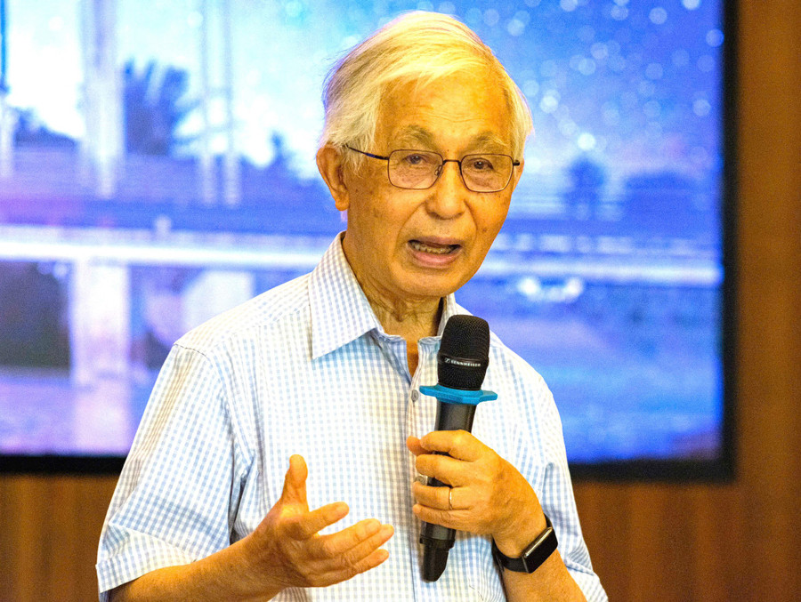 Professor Trần Thanh Vân speaks at a scientific event held at the International Center for Interdisciplinary Science and Education. Photo: An Nhiên giao-su-phat-bieu.jpg