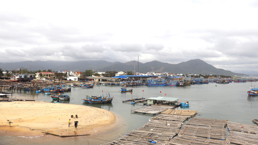 The master plan for An Lương commune envisions it as a comprehensive coastal economic zone, developing urban areas linked to the marine economy, tourism, seaports, and superyacht services. Photo: Dũng Nhân quy-hoach-xa.jpg