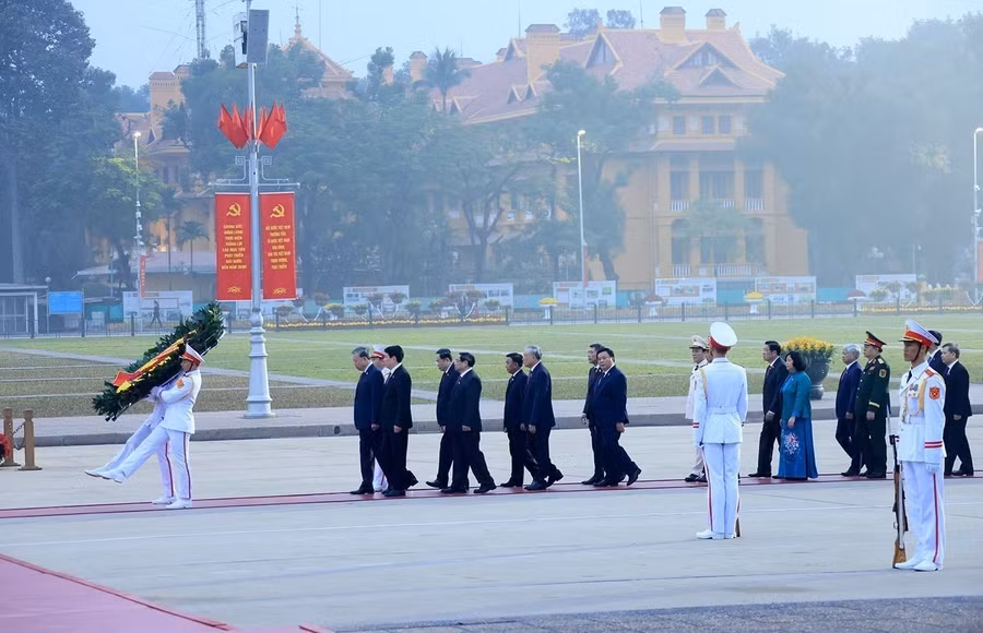 doan-dai-bieu-dat-vong-hoa-vao-lang-vieng-chu-tich-ho-chi-minh.jpg