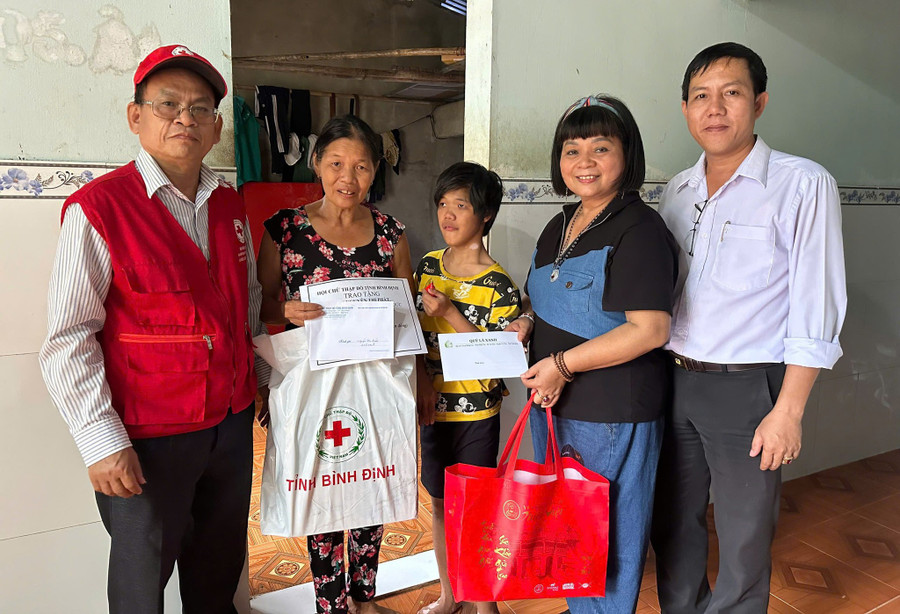 The Gia Lai Provincial Red Cross and sponsors present gifts to disadvantaged households. Photo: Provided by Organizers tang-qua-ho-kho-khan.jpg