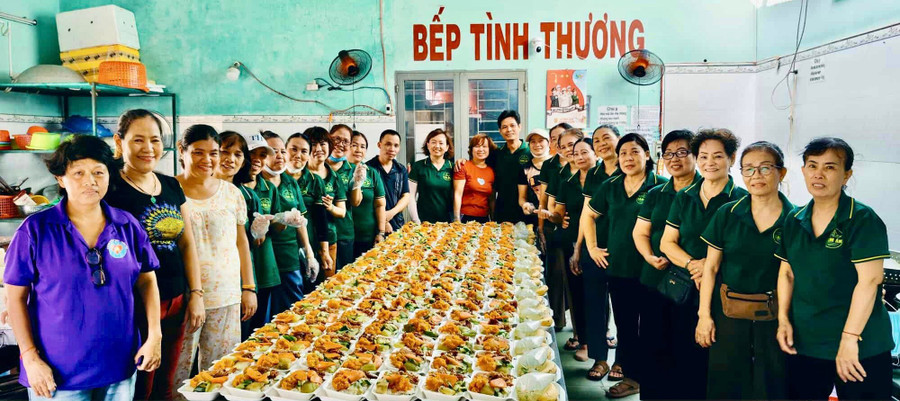 The charity kitchen at Gia Lai General Hospital has mobilized thousands of hearts and hands to keep the fire burning every day. Photo: Provided by Organizers ho-tro-cong-dong.jpg