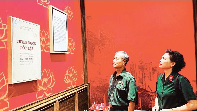 Veterans visit the historical document exhibition “Declaration of Independence” at the historic site of 48 Hang Ngang Street, Hanoi. (Photo: Management Board) screenshot.jpg