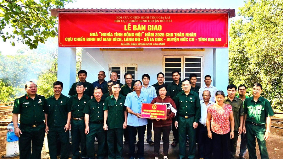 Mr. Ngô Công Đoan (front row, sixth from left) offer the financial support for the construction of a “comradeship" house to the family of veteran Rơ Mah Bích. Photo: Thanh Tịnh 1.jpg