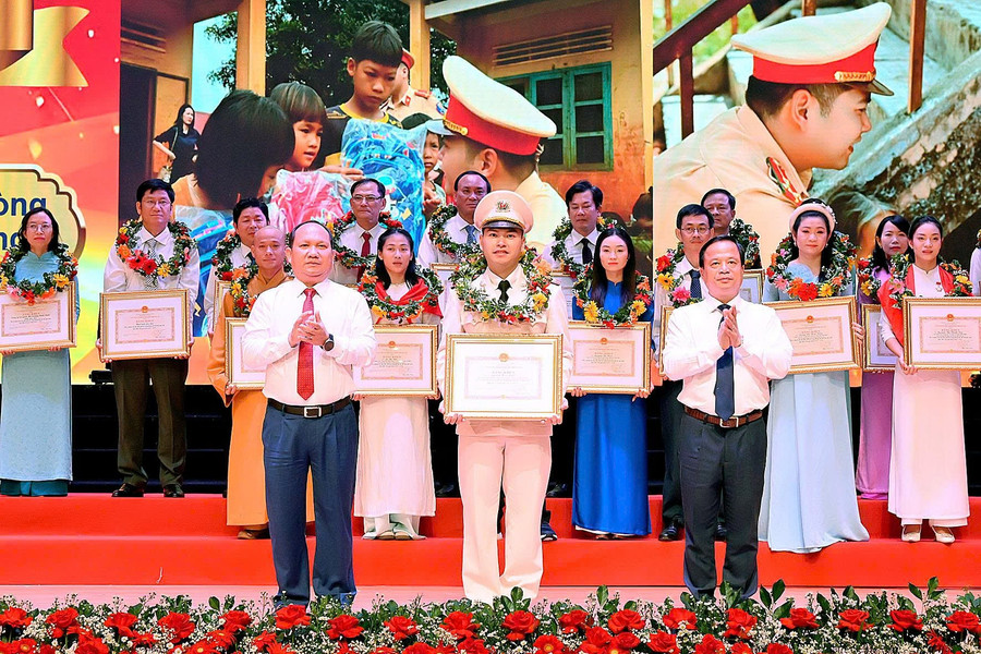 Provincial leaders present certificates of merit and flowers to exemplary role models. Photo: Đức Thụy rahlanchung.jpg