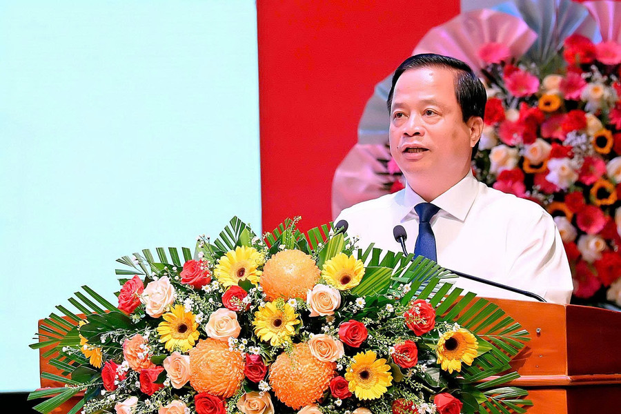 Standing Vice Chairman of the Provincial People’s Committee Nguyễn Tuấn Thanh delivers a report at the Congress. Photo: Đức Thụy tt.jpg