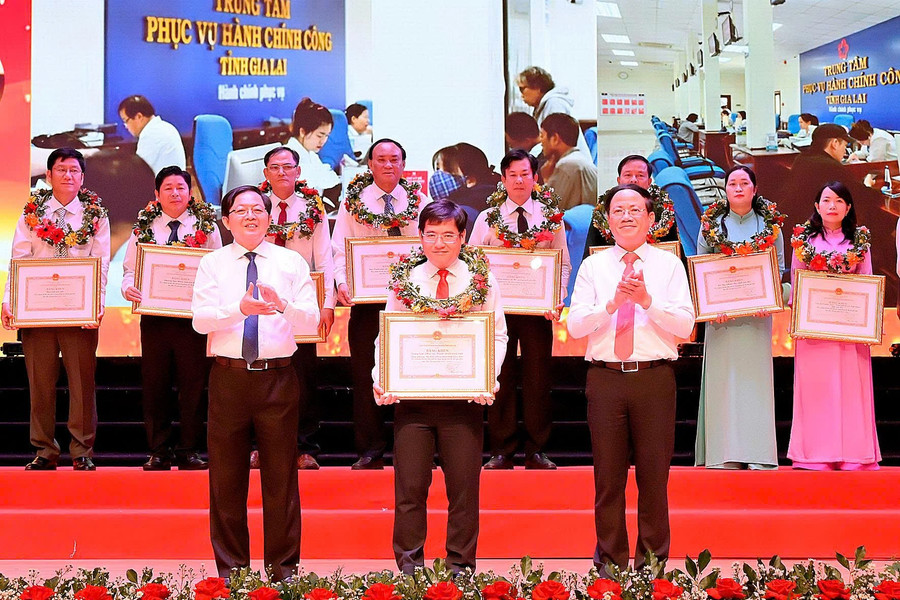 Provincial Party Secretary Hồ Quốc Dũng and Chairman of the Provincial People’s Committee Phạm Anh Tuấn present certificates of merit and flowers to exemplary individuals. Photo: Đức Thụy guong.jpg