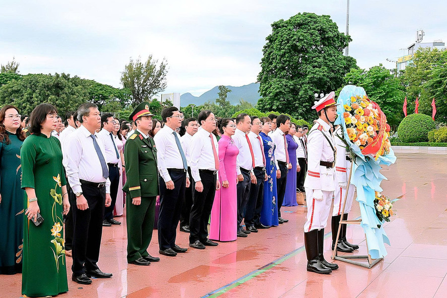 Delegates lay flowers at the Nguyễn Sinh Sắc–Nguyễn Tất Thành Monument. Photo: Đức Thụy danghoa.jpg
