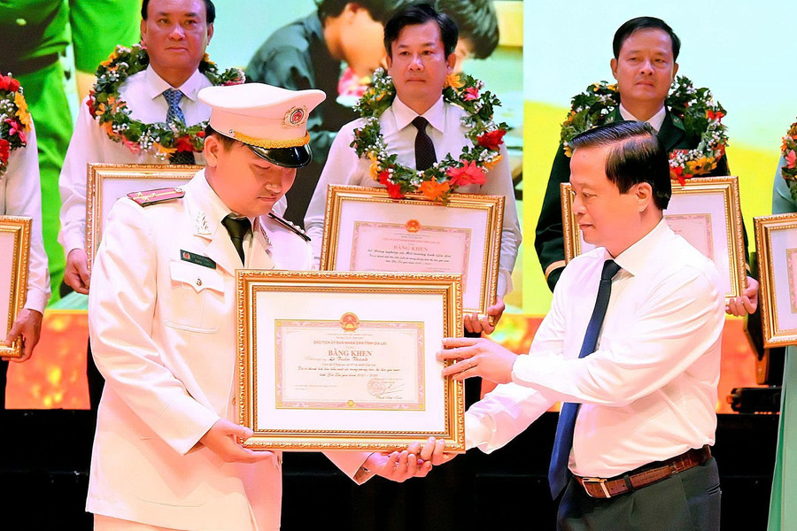 Senior Lieutenant Lê Tuấn Thành (Hra Commune Police) receives a certificate of merit from the Chairman of the Gia Lai Provincial People’s Committee. Photo: Đức Thụy ltt.jpg