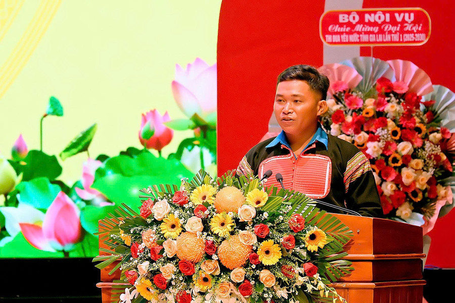 Mr. Kpă Séo, Director of the Đất Bằng Youth Agricultural and Service Cooperative (Phú Túc Commune), presents a report at the Congress. Photo: Đức Thụy seo.jpg