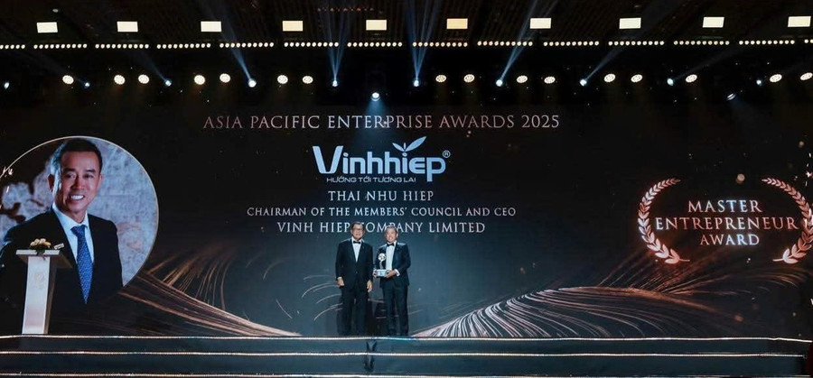 Vĩnh Hiệp Gia Lai honored with a “double win” at the Asia Pacific Enterprise Awards, receiving both the Outstanding Asian Enterprise and Outstanding Asian Entrepreneur awards. Photo: Organizing Committee vinhhiepgl.jpg