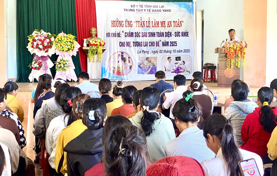 Mang Yang Health Center holds activities in response to “Safe motherhood week” 2025. Photo: Thu Loan huong-dan-lam-me.jpg