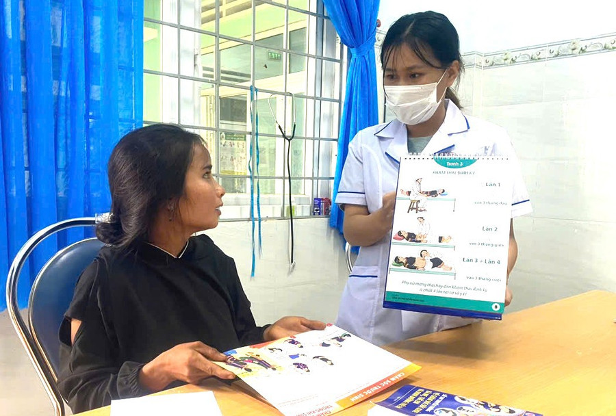 Medical staff at Lơ Pang Commune Health Station instruct pregnant women on prenatal care and regular check-ups. Photo: Thu Loan cham-soc-ba-me.jpg