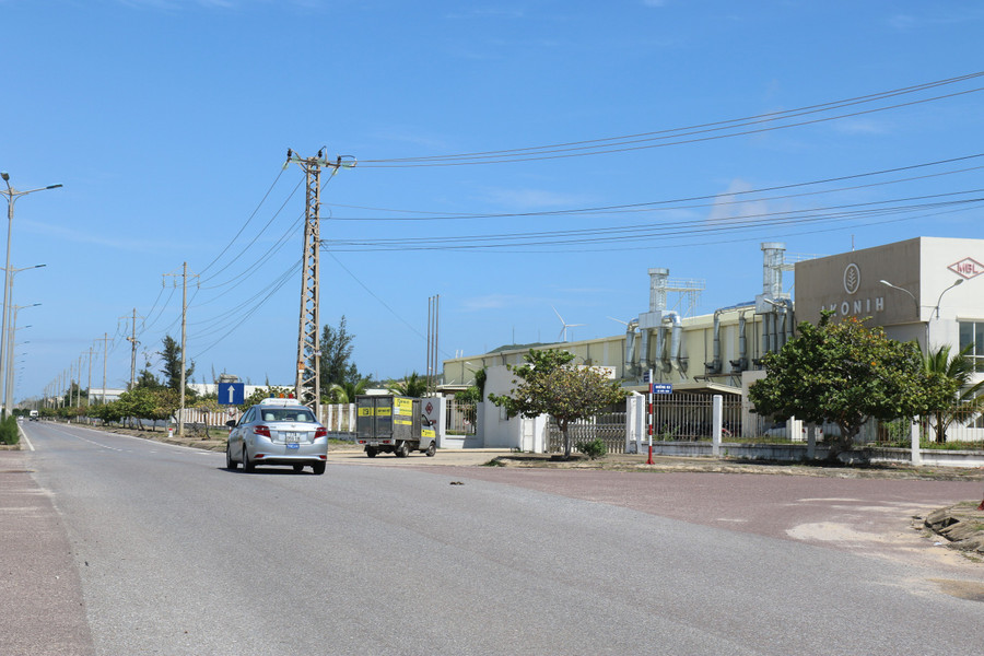 Many enterprises have invested in building industrial production plants at Nhơn Hội Industrial Park (Zone A). Photo: T.Sỹ phat-trien-kinh-te.jpg